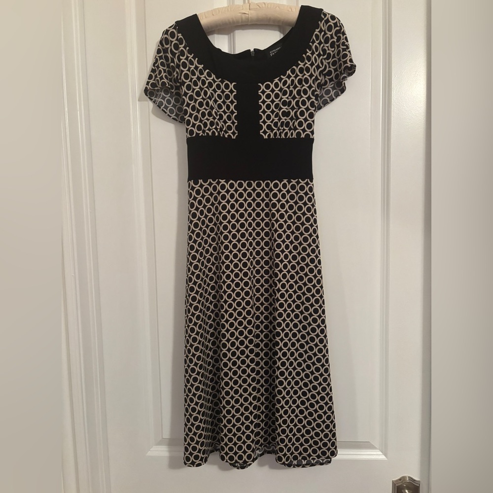 Adrianna Papell - Women’s Black and Cream Circle Dress.  Size 4.  Gently Worn